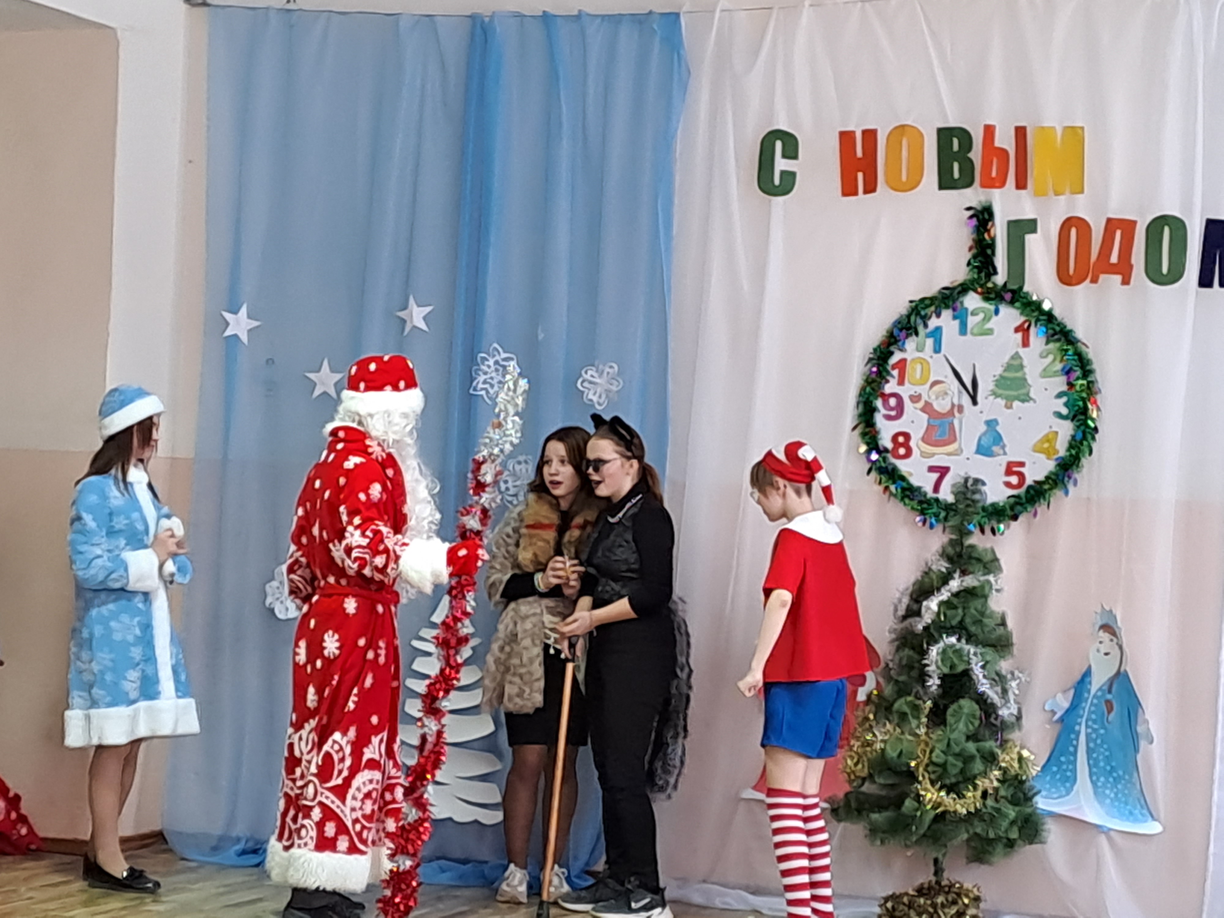 Чудесную новогоднюю сказку подготовили ребята 8 и 9 классов.